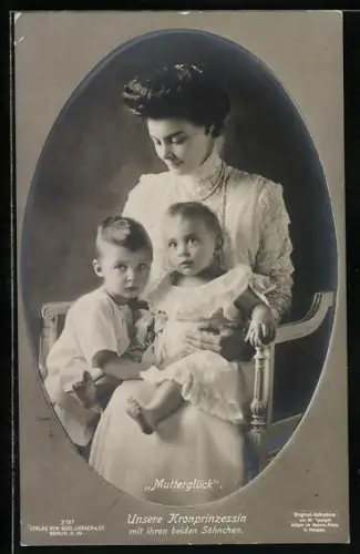 AK Kronprinzessin Cecilie von Preussen mit Schmuck hält ihre beiden Söhne in jungen Jahren im Arm