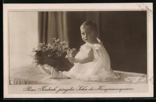 AK Prinz Friedrich Georg mit Blumen, jüngster Sohn des Kronprinzenpaares