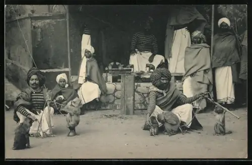 AK Gustav Hagenbeck`s grösste indische Völkerschau der Welt, Indische Männer mit dressierten Affen