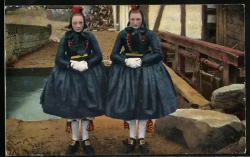 AK Schwälmer Mädchen in hessischer Tracht gehen zur Kirche