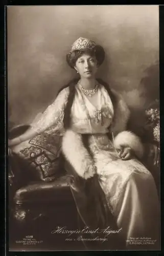 AK Victoria Louise Herzogin von Braunschweig mit ihrer Krone und im Pelz