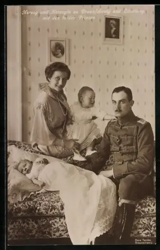 AK Herzog und Herzogin Ernst August zu Braunschweig und Lüneburg mit den beiden Prinzen