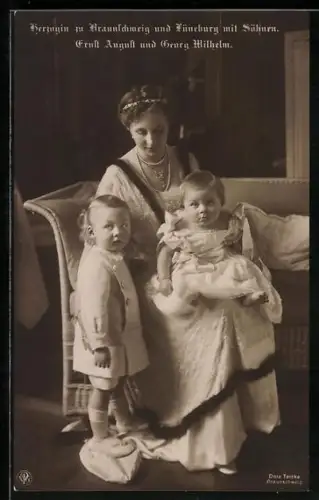 AK Herzogin zu Braunschweig u. Lüneburg mit Söhnen, Ernst August u. Georg Wilhelm auf dem Sofa