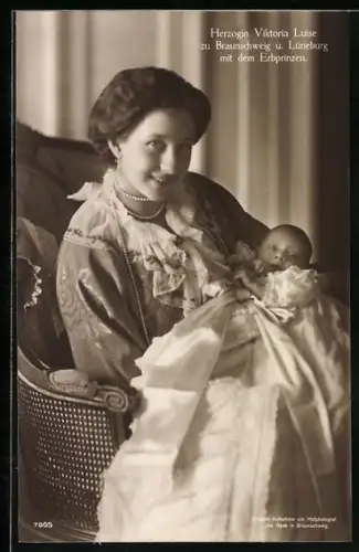 AK Victoria Louise Herzogin von Braunschweig hält glücklich den Erbprinzen im Arm