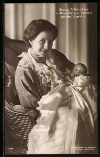 AK Victoria Louise Herzogin von Braunschweig hält glücklich den Erbprinzen im Arm