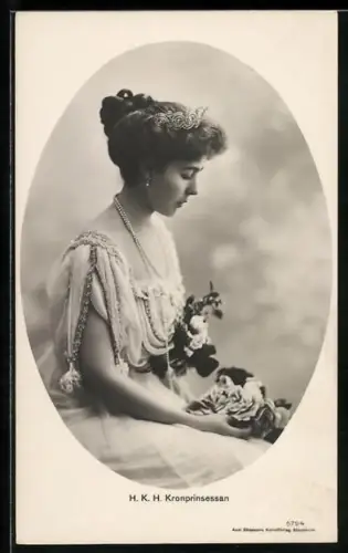 AK Die Kronprinzessin von Schweden mit Blumenstrauss