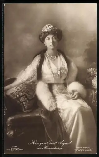 AK Victoria Louise Herzogin von Braunschweig mit ihrer Krone und im Pelz