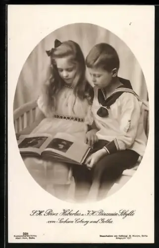 AK Prinz Hubertus und Prinzessin Sibylle von Sachsen-Coburg-Gotha blättern in einem Buch