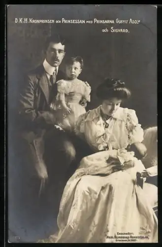 AK Kronprinsen och Prinsessan med Prinsarna Gustaf Adolf