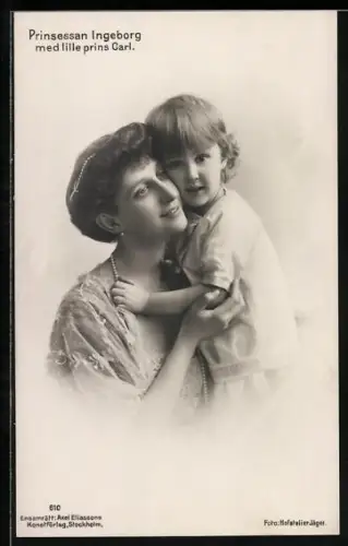 AK Prinzessin Ingeborg von Schweden umarmt den kleinen Prinz Carl