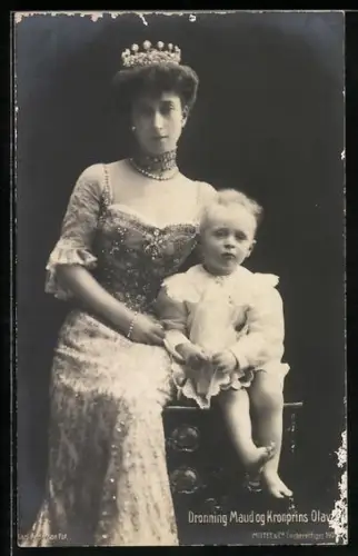 AK Königin Maud von Norwegen in eleganter Abendrobe mit dem kleinen Kronprinzen Olav