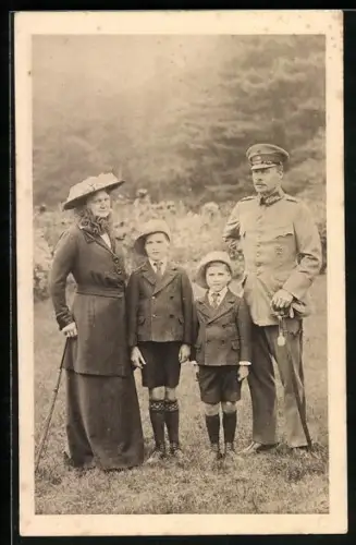 AK Grossherzog Ernst Ludwig von Hessen-Darmstadt in Uniform mit Familie
