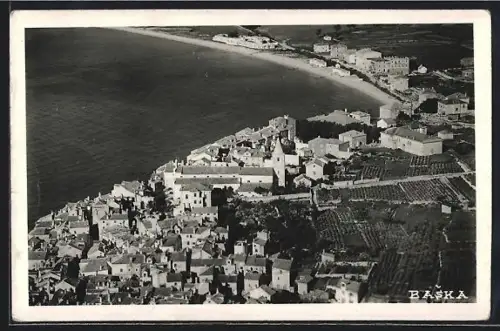 AK Baska, Teilansicht mit Kirche und Meer