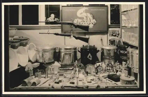 Foto-AK Walsrode, Geschäft Gemischtwaren Seedorf, Lange Strasse 9, Haushalts-Artikel, Töpfe, Zwei Jagdgewehre