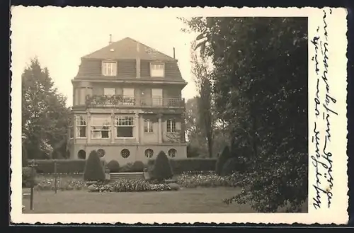 Foto-AK Düsseldorf, Bürgervilla mit Gartenanlage