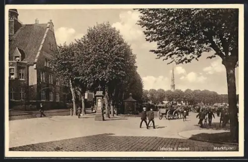 AK Heide i. Holst., Marktplatz mit Wettersäule, Panorama mit Kirchturm