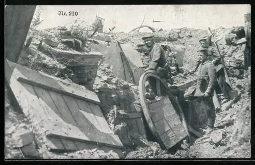 AK Soldaten im zerschossenen Schützengraben