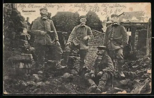 AK Soldaten in Uniform mit Gasmasken inmitten von Ruinen
