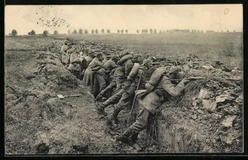 AK Soldaten in Uniform lehnen mit angelegtem Gewehr an der Kante des Schützengrabens