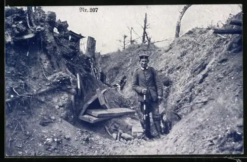 AK Thiepval, deutscher Soldat im Schützengraben mit einem Fluchtstab zur Vermessung