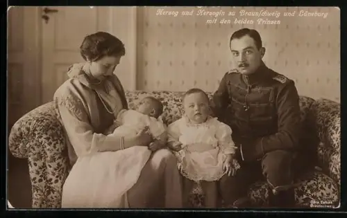 AK Herzog und Herzogin von Braunschweig mit ihren beiden Söhnen