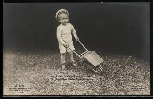 AK Prinz Louis Ferdinand von Preussen spielt mit seiner kleinen Schubkarre