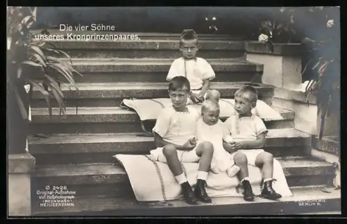 AK Vier Söhne des Kronprinzenpaares sitzen auf einer Treppe