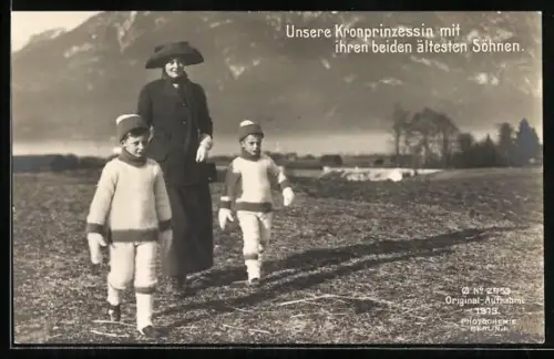 AK Kronprinzessin Cecilie mit ihren ältesten Söhnen auf einem Spaziergang