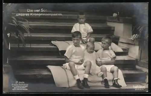 AK Vier Söhne des Kronprinzenpaares sitzen auf einer Treppe