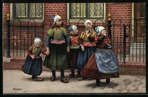 Künstler-AK Photochromie Serie 114 Nr. 2350: Mädchen in Trachten