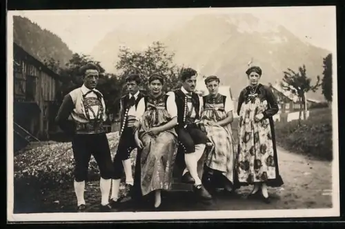 AK Frauen und Männer in Walser Volkstrachten