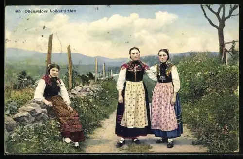 AK Odenwald, Frauen in traditioneller Tracht