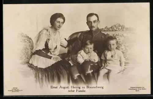 AK Herzog Ernst August von Braunschweig in Uniform mit seiner Familie