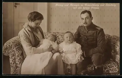 AK Herzog und Herzogin von Braunschweig mit ihren beiden Söhnen