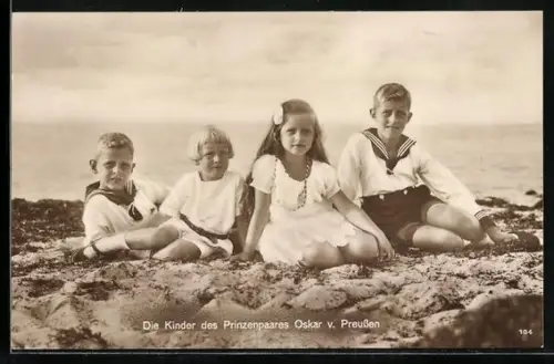 AK Die Kinder des Prinzenpaares Oskar von Preussen, sitzend am Strand