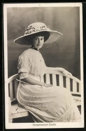 AK Kronprinzessin Cecilie, auf Bank, Blumen-Hut