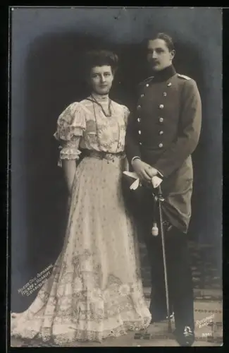 AK Prinz Eitel Friedrich von Preussen mit Frau, stehend