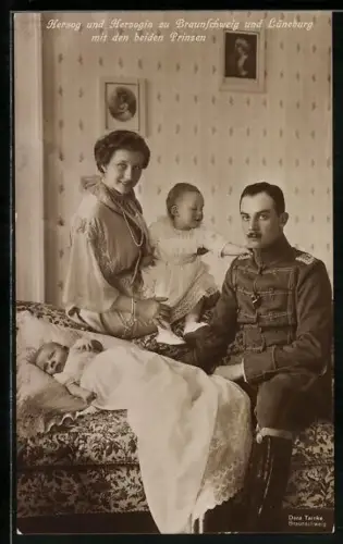 AK Ernst August Herzog und Herzogin von Braunschweig u. Lüneburg mit den beiden Prinzen