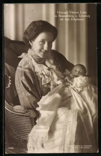 AK Victoria Louise Herzogin von Braunschweig hält glücklich den Erbprinzen im Arm