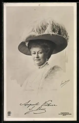 AK Kaiserin Auguste Victoria von Preussen, Portrait im Kleid mit grossem Hut