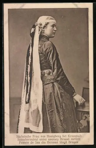 AK Honigberg, Sächsische Frau in Tracht aus Siebenbürgen