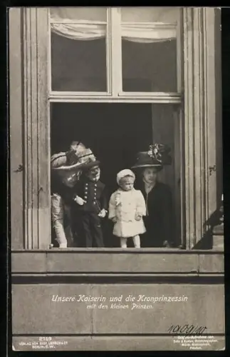 AK Kaiserin Auguste Victoria von Preussen mit Kronprinzessin und den kleinen prinzen