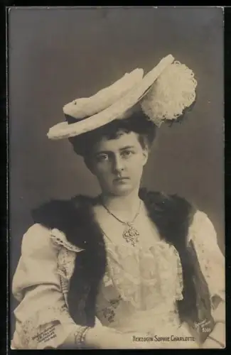 AK Herzogin Sophie Charlotte, mit Pelzschaal