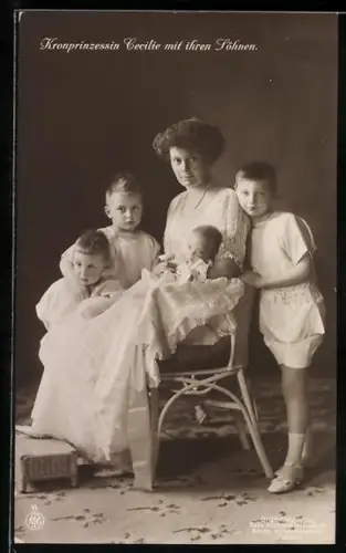 AK Kronprinzessin Cecilie von Preussen mit den vier Söhnen