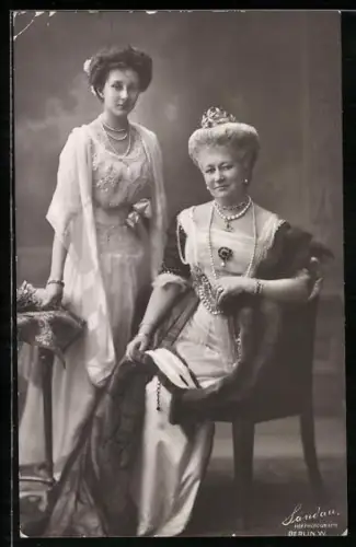 AK Prinzessin Viktoria Luise und Kaiserin Auguste Victoria von Preussen am Tisch