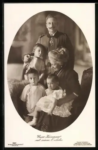 AK Kaiserin Auguste Victoria Königin von Preussen, das Kaiserpaar mit den Enkelkindern