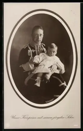 AK Kronprinz Wilhelm von Preussen in Uniform in Uniform mit seinem jüngsten Sohn