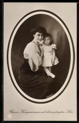 AK Kronprinzessin Cecilie mit ihrem jüngsten Sohn im Arm