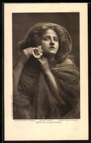 AK Schauspielerin Ivy Lilian Close steckt sich Blumenschmuck ins Haar
