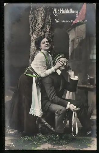 AK Alt-Heidelberg, Hübsche Frau steht hinter dem Student und hält ihm die Augen zu